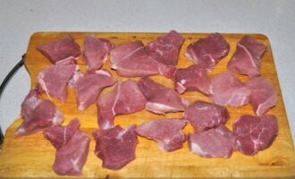 Com cuinar patates guisades amb carn en una olla de cuina lenta? Un tros de porc desossat (llom, coll o costella magra de porc) s'ha de rentar bé, assecar-lo amb una tovallola de paper i tallar-lo a porcions petites (una mida d'una mossegada).
