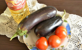 A padlizsán gyors és ízletes főzéséhez serpenyőben készítsen elő minden terméket a lista szerint. Jól öblítse le a zöldségeket, hogy eltávolítsa a port és a szennyeződéseket.