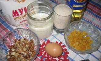 Hur bakar man en frodig cupcake med kefir i ugnen? Häll kefir, uppvärmd till rumstemperatur, i en stor skål och tillsätt sedan läsk.Om kefir inte är för surt kan du släcka läsken lite med vinäger. 