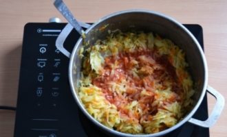 Efter att ha puttrat ihop allt i 5 minuter, tillsätt tomatjuice i grytan och låt puttra tills överskottsvätskan har avdunstat och grönsakerna är helt kokta. Om du inte har tomatjuice kan du byta ut den mot några finhackade färska tomater. Fyllningen i pajerna är inte varm, den måste få svalna.
