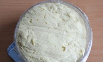 Deg gjord med jäst och kefir anses vara klar för rullning när den har ökat i volym och blir lätt och luftig, märkbar vid beröring.