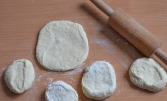 För att göra det lättare att göra pajer, dela degen i flera delar. Rulla varje del till en rulle och skär alla rullarna i portionsbitar.