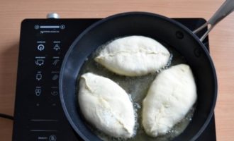 Stek pajerna i het olja i en väl uppvärmd stekpanna. Börja steka med de där pajerna som gjordes först, eftersom de redan hunnit jäsa.