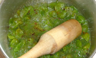 Paano maghanda ng gooseberry jelly para sa taglamig gamit ang isang simpleng recipe? Tinatanggal namin ang mga berry mula sa mga buntot, hugasan ang mga ito, at gamit ang isang blender o masher, gilingin ang mga gooseberry sa isang homogenous na masa.