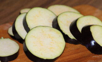Távolítsa el a padlizsán farkát, és vágja vékony szeletekre (kb. 5 mm), jobb, ha fiatal padlizsánt használ kis magvakkal.