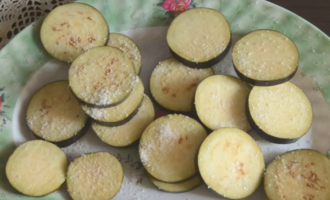 Szórjuk meg a szeleteket sóval, és hagyjuk állni körülbelül fél órát, amíg ki nem jön a keserűség.
