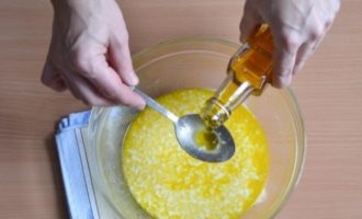 Hur lagar man stekta kefirpajer i en stekpanna? Häll kefir (det ska vara rumstemperatur) i en skål, vispa ägg i den, strö över salt och socker och blanda ingredienserna väl med en visp. Tillsätt sedan en sked av eventuell vegetabilisk olja till blandningen och skaka ordentligt igen.