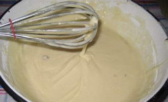 Vispa ägget i en separat skål, blanda det med vegetabilisk olja, blanda väl och lägg till kefir. Tillsätt socker, lite salt och siktat mjöl där, blanda allt väl med en visp eller sked. Degens konsistens är som tjock gräddfil.