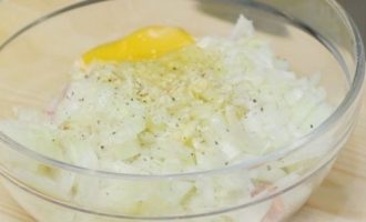 เพิ่มไข่ไก่ลงในเนื้อสับรวมทั้งเกลือและเครื่องปรุงรสตามรสนิยมของคุณ คลุกเนื้อสับให้เข้ากันหรือตีที่ด้านล่างของชามก็ได้