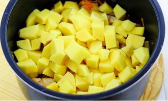 Mentre es fregeixen la carn i les verdures, peleu les patates, renteu-les i talleu-les en barres o daus de mida mitjana, i després afegiu-les al bol multicooker.