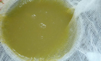 Kung pinindot mo ang mga gooseberry gamit ang isang masher at hindi isang blender, pagkatapos ay magkakaroon ka ng mga gooseberry peels na natitira sa strainer, na dapat ding pisilin nang mabuti upang ang aming jam ay naglalaman ng pectin, na gagawin itong mala-jelly.