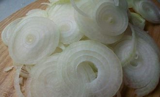 Cắt hành tây theo ý muốn: thành từng khoanh, nửa khoanh hoặc hình khối.