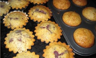Grädda cupcakes i formar på 180 grader i förvärmd ugn. Gräddningstiden är cirka 20 minuter. När cupcakes är väl brynta, stick hål i dem med en tandpetare, det ska vara torrt, vilket betyder att cupcakes är färdigkokta.