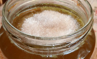 Oras na para gumulong. Dito maaari tayong magpatuloy sa dalawang paraan. Upang makakuha ng mas makapal na jam, kailangan mong hayaan itong lumamig at pagkatapos ay igulong ang mga takip.Ang gooseberry jelly ay handa na para sa taglamig! Kung gusto mo ng mas maraming fluid jam, pagkatapos ay i-roll up ito sa sandaling alisin mo ito mula sa kalan.
