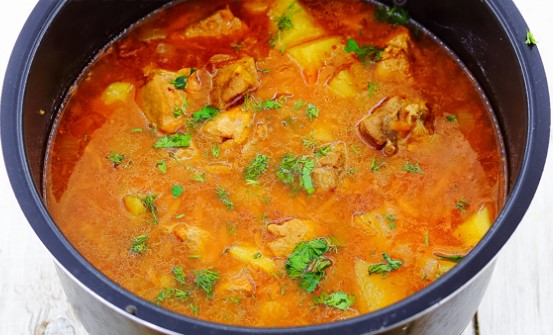 Patates guisades amb carn en una olla de cocció lenta