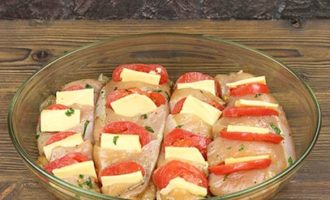 Đặt phi lê với phô mai và cà chua lên khay nướng hoặc vào đĩa nướng sâu lòng. Bôi dầu thực vật lên khay nướng hoặc khuôn để phi lê không bị cháy.