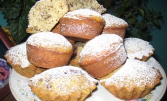 Kyl de färdiga fluffiga kefirmuffinsen i formarna lite, lägg dem på ett fat och strö över strösocker när de svalnat helt.