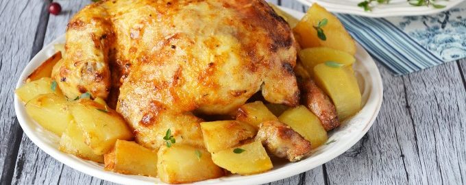 Kip met aardappelen gebakken in de oven