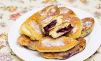 Kefirpajer stekta i en stekpanna - 8 snabba och läckra recept med steg-för-steg-foton