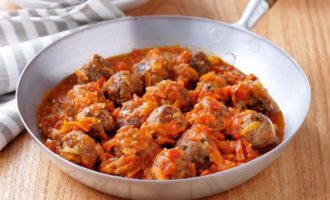 Köttbullar i en stekpanna med sås - 6 läckra recept med foton steg för steg