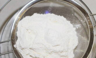 Làm thế nào để nấu một chiếc bánh cupcake trong lò vi sóng trong 5 phút một cách nhanh chóng và ngon miệng? Rây bột vào tô sâu, thêm đường và ca cao theo lượng ghi trong công thức. 