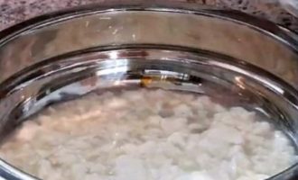 Rất dễ dàng để chuẩn bị món charlotte cổ điển với táo trong lò nướng. Đập những quả trứng luôn nguội (đây là những quả sẽ tạo thêm độ xốp đặc biệt cho món nướng), cho vào tô để nhào bột.