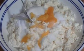 Bánh kếp phô mai tươi ngon trong chảo rán theo công thức cổ điển rất dễ chế biến. Theo công thức cổ điển, phô mai phải khô. Nếu nó ướt, sau đó lọc bớt chất lỏng dư thừa bằng cách đặt sữa đông dưới máy ép trong gạc hoặc đặt vào rây qua đêm. Cho phô mai vào tô, thêm trứng, thêm đường, muối và vanillin tùy thích.