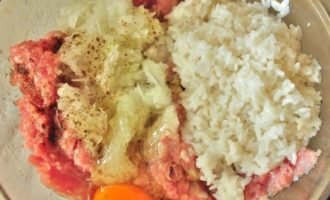 Paano magluto ng meatballs tulad ng sa kindergarten na may gravy? Una kailangan mong gawin ang lahat ng gawaing paghahanda. Siguraduhing banlawan ang bigas, at pagkatapos ay pakuluan ang cereal hanggang kalahating luto, at ihanda din ang tinadtad na karne kung ikaw mismo ang gumawa nito. Pagkatapos ay pagsamahin ang pinalamig na kanin, tinadtad na karne, itlog at asin sa isang malalim na mangkok. Kailangan mong ihalo ang lahat nang lubusan. Gilingin ang sibuyas sa isang kudkuran o sa isang blender at idagdag sa tinadtad na karne.