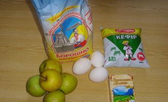 Làm thế nào để nướng kefir charlotte với táo trong lò? Đầu tiên, chuẩn bị đầy đủ nguyên liệu cần thiết cho món bánh. Lấy những quả táo đậm đà và không quá ngọt để bánh không bị vón cục.