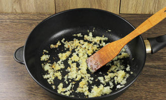 Hur lagar man potatisgryta med köttfärs i ugnen enligt det klassiska receptet? Låt oss börja med att förbereda fyllningen. Hacka löken slumpmässigt, stek eller fräs den lätt i uppvärmd solros eller annan olja. Rör om tills löken börjar bli gyllene.