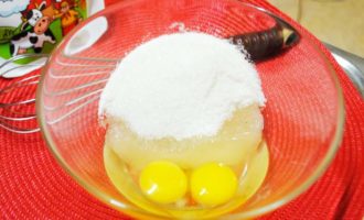 Com cuinar un mannà molt saborós i esponjós amb kefir al forn? Trenqueu els ous en un bol, afegiu-hi sucre, sal i vainillina o sucre vainillat. Traieu els ous, com el kefir, de la nevera amb antelació perquè batin millor. Com cuinar un mannà molt saborós i esponjós amb kefir al forn? Trenqueu els ous en un bol, afegiu-hi sucre, sal i vainillina o sucre vainillat. Traieu els ous, com el kefir, de la nevera amb antelació perquè batin millor.