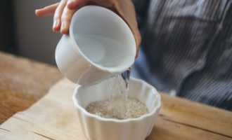 Cách nấu bắp cải cuộn lười trong lò với bắp cải, thịt băm và cơm? Đầu tiên, bạn cần vo kỹ gạo dưới vòi nước lạnh. Bạn cần rửa sạch cho đến khi nước trong chảy ra. Sau đó gạo cần được ngâm trong nước đun sôi nóng trong khoảng 10 - 15 phút.