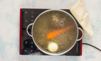 Để chế biến món hodgepodge thịt trộn theo công thức cổ điển, bạn cần nấu nước dùng theo công nghệ tiêu chuẩn. Cho xương bò hoặc xương gà và thịt bò vào nước lạnh rồi đun nhỏ lửa. Sau khi đun sôi, để sôi trong vài phút và đổ nước ra khỏi chảo. Rửa sạch thịt và xương, tráng chảo và đổ lại nước lạnh sạch - khoảng 2 lít. Cho toàn bộ hành tây và cà rốt đã gọt vỏ vào chảo - cũng không cần cắt chúng. Nấu nước dùng đậm đà trong khoảng 1,5 giờ.