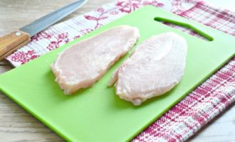 วิธีการปรุงเนื้ออกไก่ในกระทะอย่างรวดเร็วและอร่อย? ล้างไก่ในน้ำแล้วเช็ดให้แห้งด้วยกระดาษชำระ หากเต้านมละลายไปแล้ว ไม่ควรละลายน้ำแข็งจนหมด ซึ่งจะทำให้ตัดเป็นชั้นๆ ได้ง่ายขึ้น เอาผิวหนังออกจากเต้านม มันสามารถแช่แข็งและใช้ในภายหลังเมื่อทำซุป นำเนื้อออกจากกระดูกอย่างระมัดระวังแล้วหั่นเป็นชิ้นหนาประมาณ 1 ซม.
