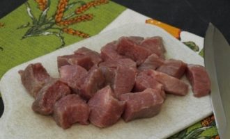 Paano magluto ng nilagang patatas na may karne sa isang kasirola? Hugasan ang karne ng baka (o baboy), tuyo gamit ang isang tuwalya ng papel at gupitin sa mga bahagi.