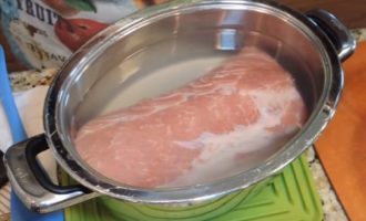 Đặt thịt đã chuẩn bị vào một hộp sâu và đổ đầy nước muối ướp lạnh, đun sôi với tỷ lệ 1 lít nước - 1 muỗng canh. tôi. muối. Đậy hộp bằng nắp hoặc màng bọc thực phẩm và để trong tủ lạnh trong 3 giờ.