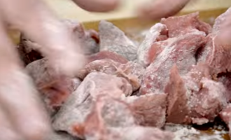 Com cuinar el goulash de porc amb salsa en una paella? Esbandiu el tros de carn per al goulash amb aigua freda i talleu-lo a daus petits. Poseu-los en un bol, afegiu-hi sal i farina al vostre gust, després barregeu-los bé.