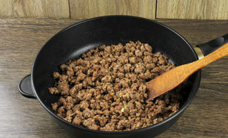 Tillsätt sedan köttfärsen i löken i stekpannan, krydda den med kryddor och salt, stek med löken, rör om tills all köttfärs bildar en lätt skorpa.