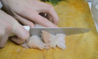 Để chế biến món cá cốt lết, hãy rửa phi lê cá minh thái bằng nước lạnh và lau khô. Sau đó cắt thành miếng vừa. Gọt vỏ hành tây và chia thành hai phần.