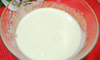 Amb una batedora o batedora, bateu la barreja fins que l'escuma blanca i el sucre es dissolguin. Amb una batedora o batedora, bateu la barreja fins que l'escuma blanca i el sucre es dissolguin.