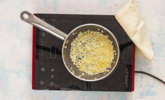 Dùng dao băm nhỏ củ hành thứ hai rồi cho vào chảo rán với bơ để chiên. Sau khi thêm bột vào hành tây, dùng thìa trộn mọi thứ trong khoảng 2 phút. Sau đó cho 2 thìa tương cà chua vào chảo. Nó có thể được thay thế bằng cà chua tươi hoặc nước sốt. Giữ mọi thứ lại với nhau trên lửa thêm 5 phút nữa.