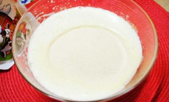 Aboqueu el bicarbonat de sodi al kefir, remeneu-ho i deixeu-ho durant 5 minuts perquè s'apafiqui, i després afegiu el kefir als ingredients muntats. Aboqueu el bicarbonat de sodi al kefir, remeneu-ho i deixeu-ho durant 5 minuts perquè s'apafiqui, i després afegiu el kefir als ingredients muntats.