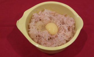 แบ่งไข่ไก่ลงในชามพร้อมมันฝรั่งขูด ใส่เกลือ และผสมส่วนผสมให้เข้ากัน