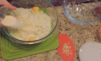 ถัดไปเพิ่มเซโมลินาและไข่ - ส่วนผสมเหล่านี้จำเป็นสำหรับความหนืดของมวลซึ่งจะทำม้วนกะหล่ำปลีในภายหลัง ใส่ข้าวที่ล้างแล้ว