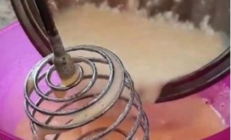 Rây lượng bột cần thiết lên rây để bột được giàu oxy và bột được thoáng. Thêm bột nở (bột nở) vào bột mì và trộn đều. Thêm từng phần bột vào trứng đã đánh, tiếp tục nhào bột bằng máy trộn. Sẽ rất tốt nếu thêm một ít rượu (rượu cognac hoặc rượu rum) vào bột, điều này sẽ tạo thêm hương vị đặc biệt và độ xốp cho món tráng miệng.