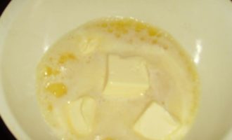 Cắt bơ thành khối, cho vào tô tráng men và đun chảy nhẹ.