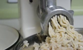 Chúng tôi xoắn cá minh thái cùng với nửa củ hành còn lại thông qua máy xay thịt có lưới ở giữa.