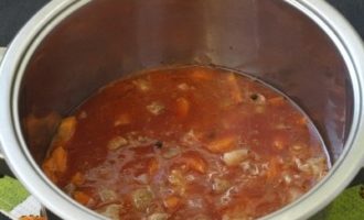 I-dissolve ang tomato paste sa isang baso ng tubig na kumukulo, ibuhos sa isang kasirola, magdagdag ng asin, magdagdag ng peppercorns at kumulo ang karne ng hindi bababa sa 20-30 minuto (kung mayroon kang karne ng baka, maaari mong kumulo ito sa loob ng 40-45 minuto). Pakuluan sa katamtamang init, pagpapakilos paminsan-minsan.