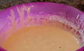 Đặt táo đã chuẩn bị vào bột và trộn nhẹ nhàng.