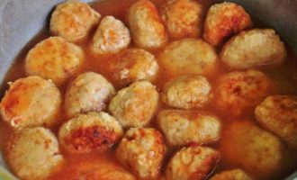 Ilagay ang mga bola-bola sa isang malalim na kasirola na may makapal na ilalim. Pagsamahin ang tomato paste na may malinis na tubig, magdagdag ng kaunting asin at idagdag sa kawali na may mga bola-bola. I-on ang katamtamang init at pakuluan ang mga bola-bola na natatakpan sa loob ng 10 minuto.